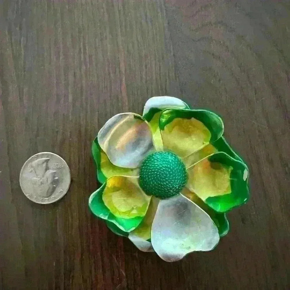 Vintage MidCentury Brooch Green Enamel Flower - Picture 3 of 3